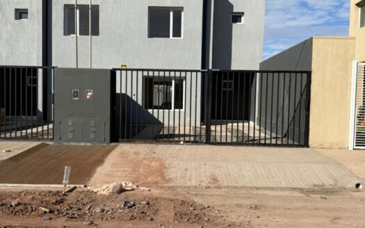 VENTA DUPLEX A ESTRENAR! 3 DORM «Loteo FULCINITI» calle EL GRANADO N° 750, altura Ex-Peaje Centenario.