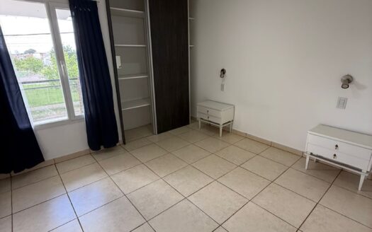 ALQUILER – DPTO EN PLANTA ALTA – SEMI-AMUEBLADO